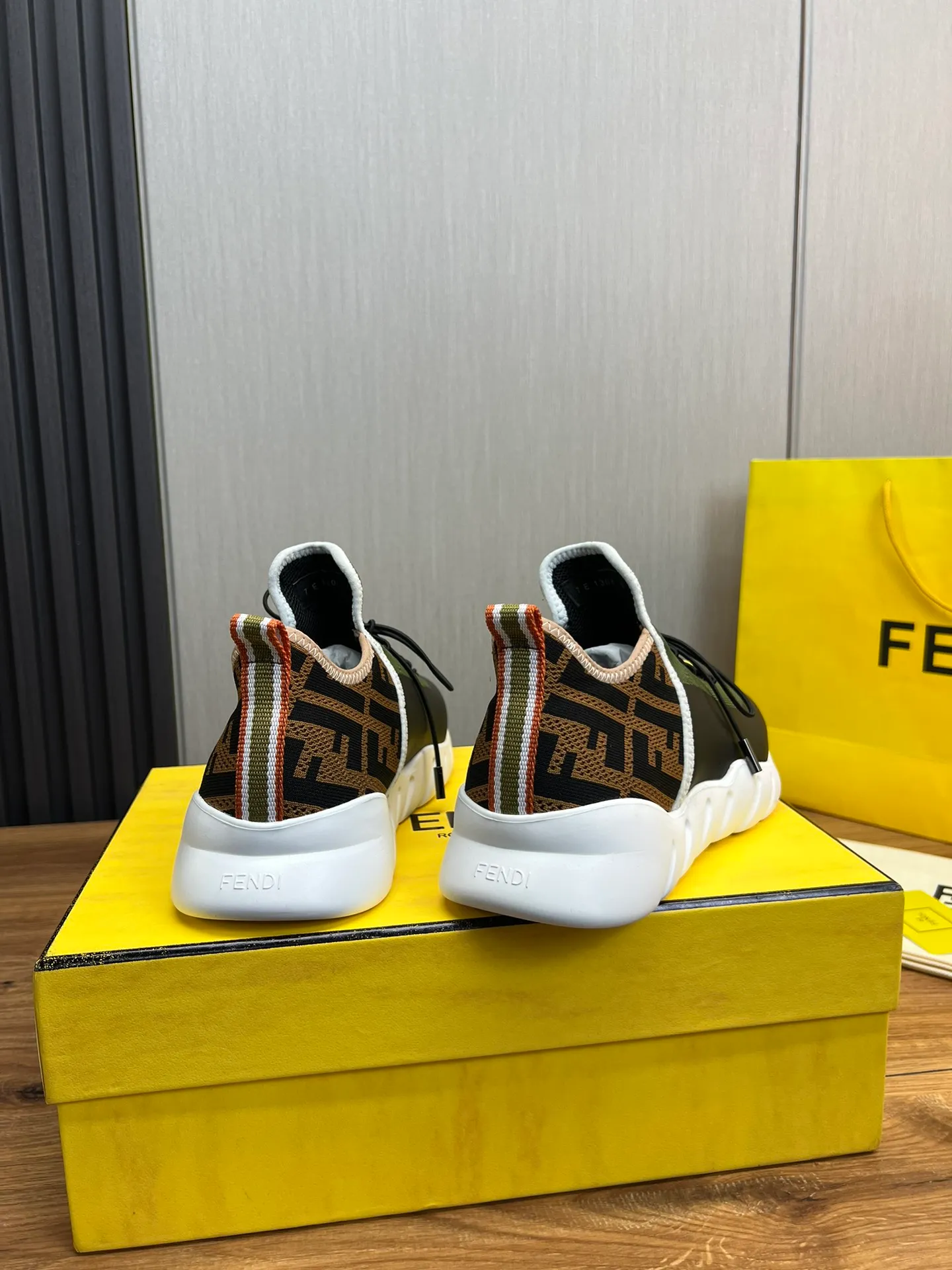 Men's shoes💰680💰 ＦＥＮＤＩ. Fendi🔍Top purchasing agent🇮🇹 The new and popular counter of the popular street boy monster has original factory configuration, original fly-knit fabric imported from Italy, high-quality printing technology, imported water-dyed cowhide with breathable mesh lining, breathable and comfortable, soles: original factory special soles are super comfortable, original factory single goods 🔍high quality, you can enter and leave the counter at will, welcome to compare, code number 39-44 (can be ordered 38.45.46)